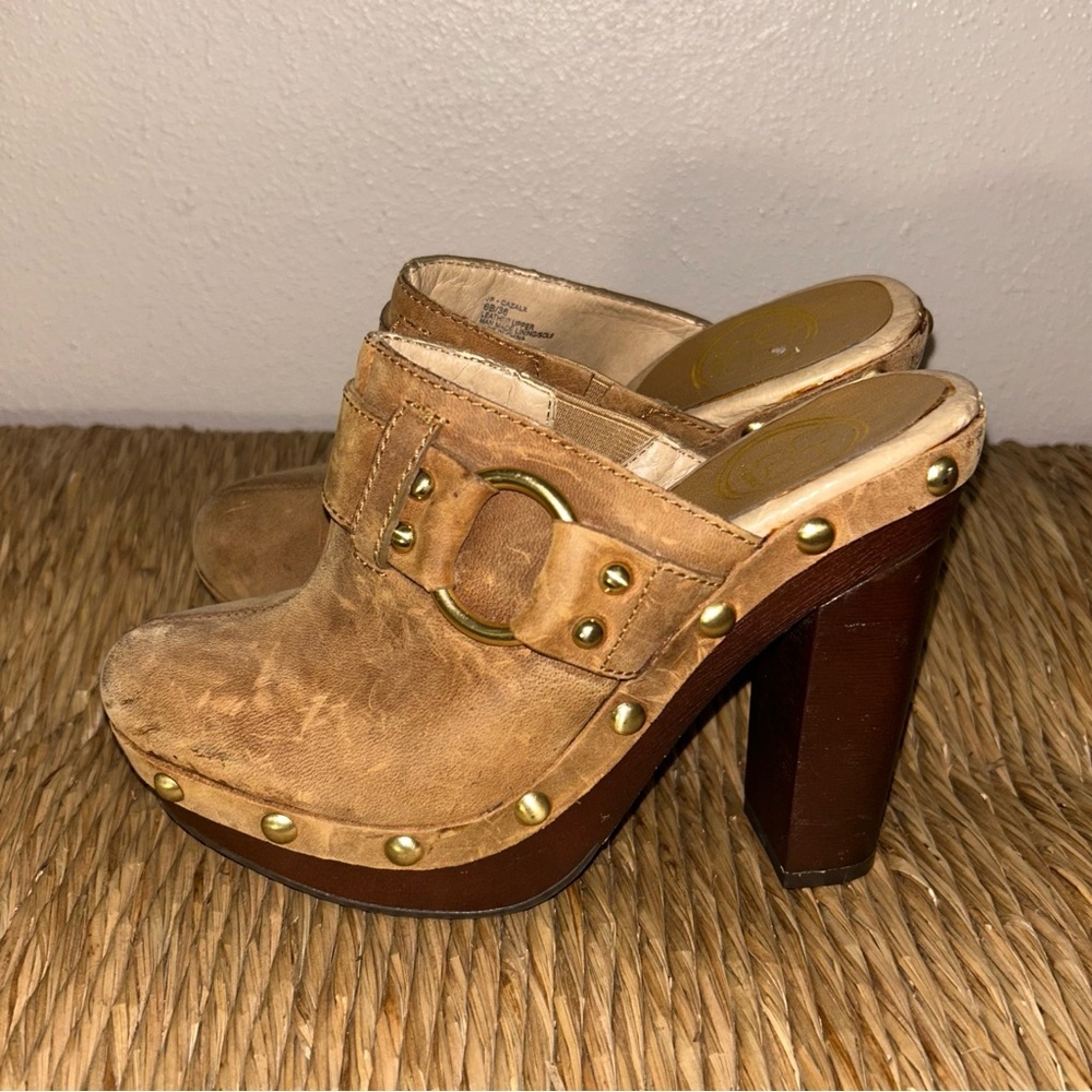 Jessica Simpson y2k Tan Leather heeled clogs  with studded Gold Accents - Picture 3 of 8